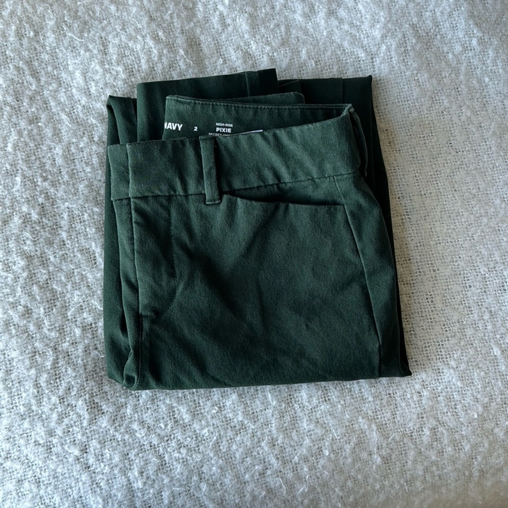 Old navy high rise pixie pant. Size 2. Dark green. Worn once!